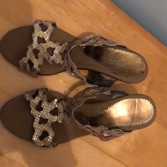 Gold heels - Picture 5 of 5